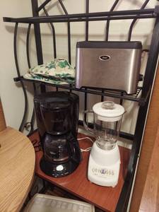 lot 5810 image: Kitchen Appliances - Blender, Coffee Maker and Toaster