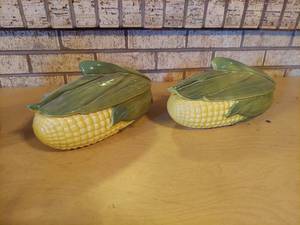 lot 5642 image: 2 Shawnee lidded dishes