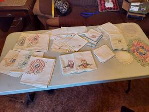 lot 5658 image: assorted linens doilies