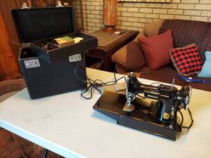 lot 5670 image: singer feather weight sewing machine in case - cord is brittle