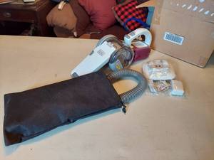 lot 5682 image: Black and Decker hand vac