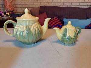 lot 5684 image: 2 Shawnee teapots