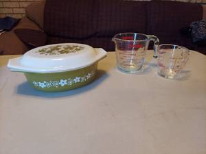 lot 5724 image: Pyrex Items - Casserole with Lid and Measuring Cups