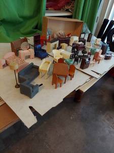 lot 5842 image: Doll house furniture