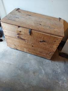 lot 5848 image: Shipping crate on wheels
