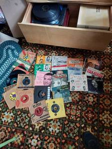 lot 5851 image: Assorted Records Albums and 45s