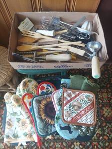 lot 5862 image: Oven Mitts and Utensils