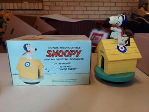 lot 5870 image: Snoopy Musical Doghouse