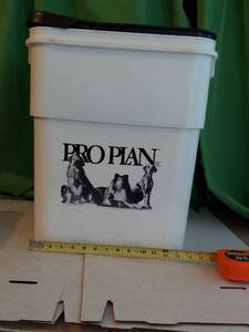 lot 5880 image: Pet food container