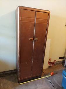 lot 5883 image: Metal storage cabinet