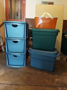 lot 5886 image: Plastic storage& picnic basket