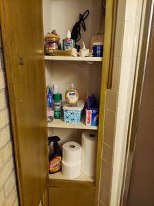 lot 5897 image: Contents of bathroom cabinet and under sink