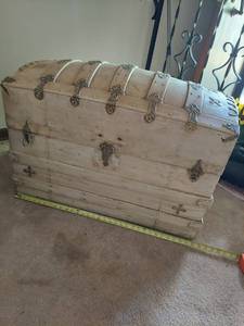 lot 5907 image: 32 camel back trunk. No key