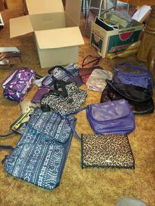 lot 5914 image: Assorted Purses and Handbags
