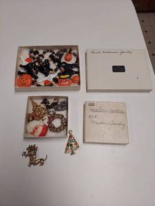 lot 5921 image: Christmas and Halloween Jewelry