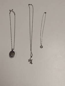 lot 5927 image: 3 Necklaces