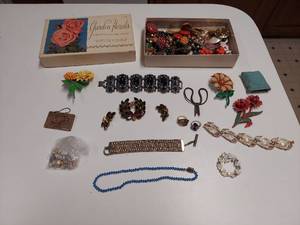 lot 5933 image: Assorted Costume Jewelry