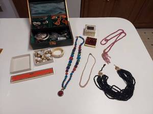 lot 5935 image: Jewelry Box and Contents