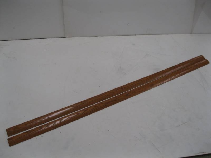 lot 2480 image: Armstrong Reducer Molding 34x2-14x78 Set of 10