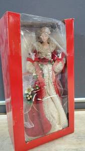 lot 5822 image: Kurt Adler Ul 10-Light 16-Inch Red and Ivory Angel Treetop