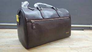 lot 5848 image: Brown Italian Leather Overnight Shoulder Bag Lightweight Side Pockets Shoulder Straps Airplane Travel Carry-On Overhead Seat Compatible