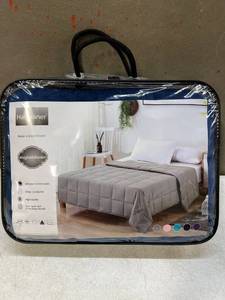 lot 13678 image: Haowaner Soft Minky Bottom Cool Cotton Top Reversible Weighted Blanket, Plush Blankets Bed, Cozy Fleece Weight Comforter with Fluffy Heavy Throw for Adults, Blue