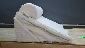 lot 5978 image: Flexicomfort Wedge Pillow Set