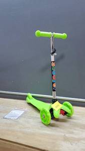 lot 5979 image: Kid Scooter with Light Up Wheels