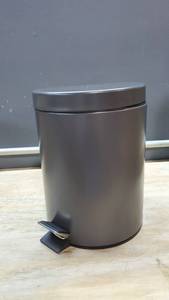 lot 5983 image: Mdesign Small Round Step Trash Can Garbage Bin, Removable Liner, 5L - Dark Gray