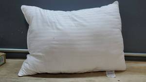 lot 5985 image: Lot of 2 Standard Size Pillows