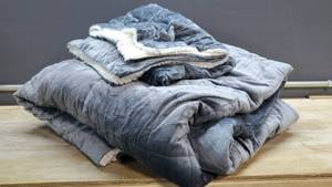 lot 6749 image: Bedsure Comforter with 2 Pillowcases, Queen