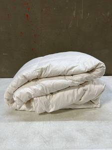 lot 13696 image: Duvet Insert White 90x90 Filled with Feathers and Down