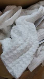lot 6798 image: White Bedsure Blanket, Unknown Size