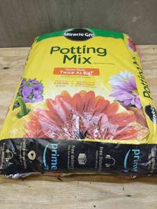 lot 6808 image: Miracle-Gro Potting Mix 16 qt., Feeds Up to 6 Months, For Use In Containers, Lot of 2 Bags