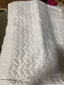 lot 14595 image: light weight King quilt set with two shams