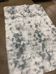 lot 14622 image: super soft fuzzy Area Rug 8x5 Gray and white