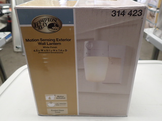 lot 3187 image: Heathco HZ-5610-WH 1 Bulb 60 Watt White Incandescent Entry Light