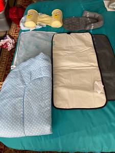 lot 33004 image: Various babycrib related items to include changing mats and crib cushion
