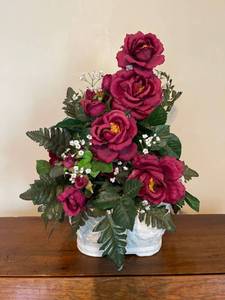 lot 33012 image: Lovely faux rose floral arrangement in ceramic vase
