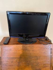 lot 33013 image: Dynex tv with built-in DVD player and remote