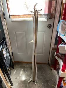 lot 33025 image: Large batch of curtain rods (24 - 42 inches and 36 - 60 inches)