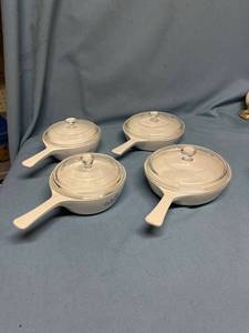 lot 33030 image: 4 piece Pyrex set with lids - 6 inch and 7 inch