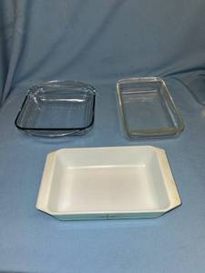 lot 33032 image: Three Pyrex baking dishes