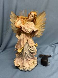 lot 33039 image: Lovely resin angel playing the lute - about 16 inches tall - optics work