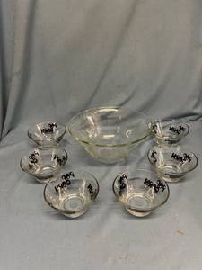 lot 33043 image: Glass popcorn bowl set