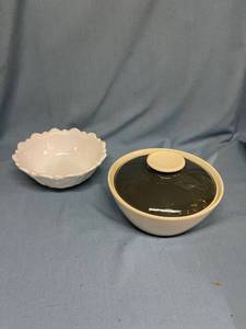 lot 33045 image: Vintage milk glass bowl and stoneware baking dish