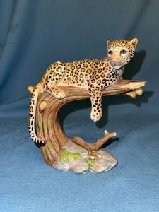 lot 33053 image: 2003 Home Interiors Leopards Domain figurine