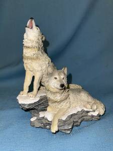 lot 33055 image: 2002 Home Interiors Howling at the Moon figurine
