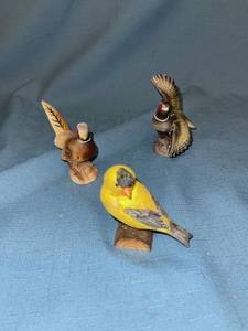 lot 33058 image: Pheasant salt and pepper shakers (some chips and one is missing stopper) and a canary figurine - about 3 inches tall