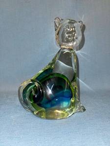 lot 33062 image: Glass cat - about 8 inches tall